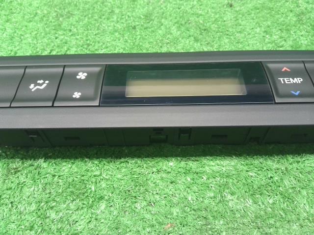 ヴォクシー Ａ／Ｃスイッチパネル DAA-ZWR80G 84010-28320