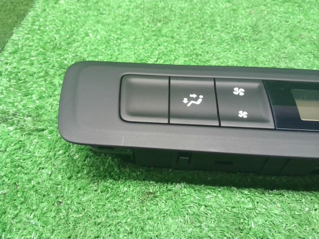 ヴォクシー Ａ／Ｃスイッチパネル DAA-ZWR80G 84010-28320