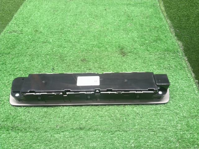 ヴォクシー Ａ／Ｃスイッチパネル DAA-ZWR80G 84010-28320