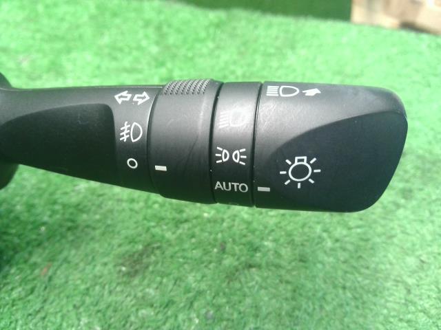 ヴォクシー ディマースイッチ DAA-ZWR80G 84140-33231