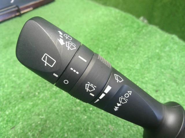 ヴォクシー ディマースイッチ DAA-ZWR80G 84140-33231