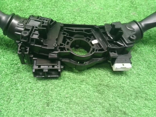 ヴォクシー ディマースイッチ DAA-ZWR80G 84140-33231