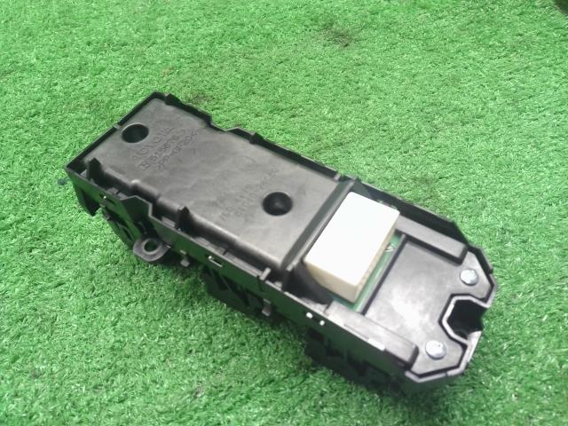 ヴォクシー パワーウインドウスイッチ DAA-ZWR80G 84040-28080
