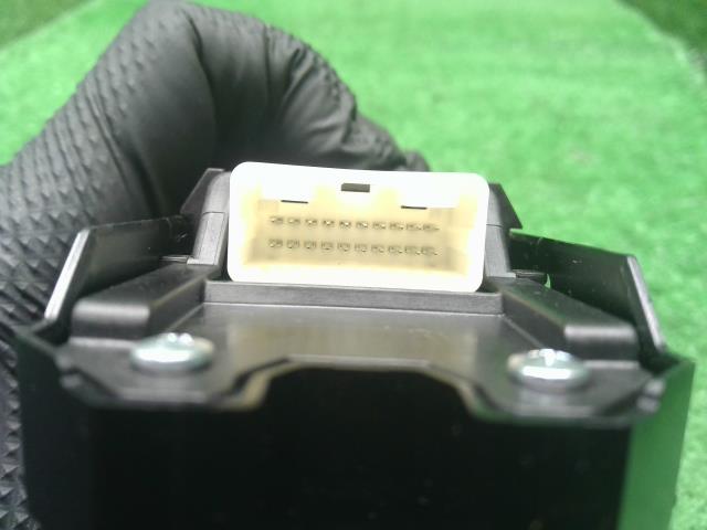 ヴォクシー パワーウインドウスイッチ DAA-ZWR80G 84040-28080