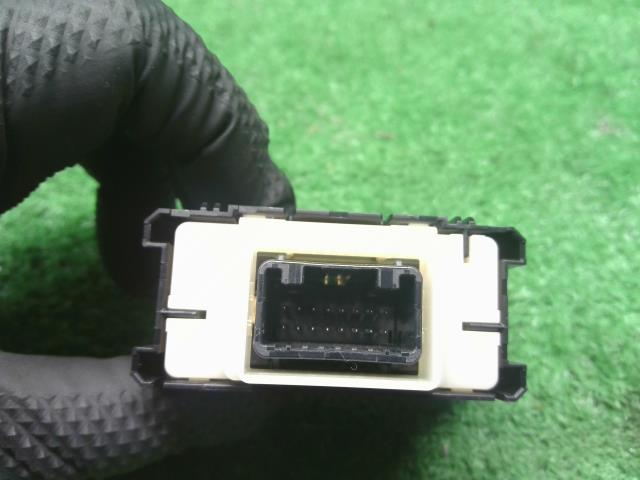 ヴォクシー パワースライドスイッチ DAA-ZWR80G 84930-28170