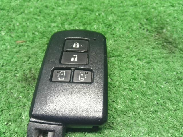 ヴォクシー キーレスリモコン DAA-ZWR80G 89904-28690
