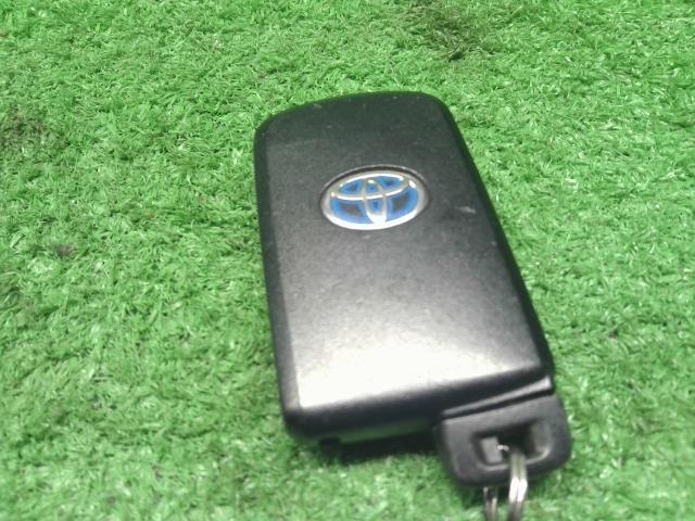 ヴォクシー キーレスリモコン DAA-ZWR80G 89904-28690