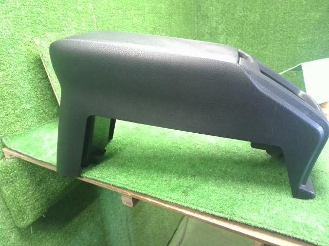 ヴォクシー コンソールボックス DAA-ZWR80G 58810-28600-C0
