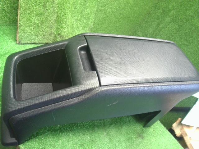 ヴォクシー コンソールボックス DAA-ZWR80G 58810-28600-C0
