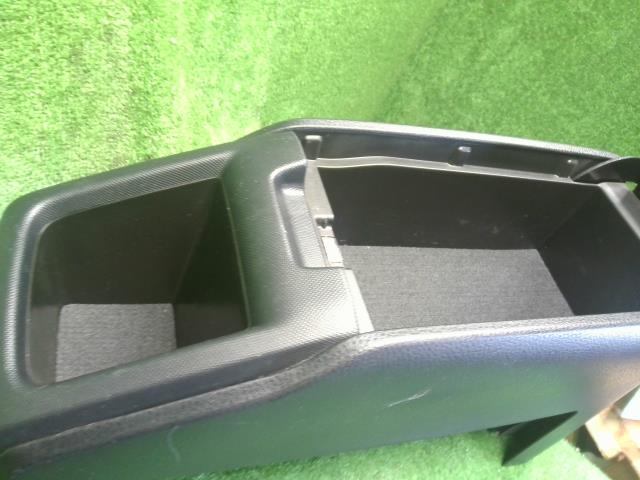 ヴォクシー コンソールボックス DAA-ZWR80G 58810-28600-C0