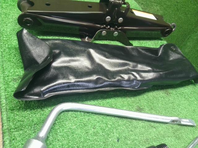 ヴォクシー 車載工具 DAA-ZWR80G