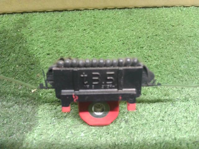 ヴィッツ 右Ｆドアガラス DBA-NSP135 68110-52400