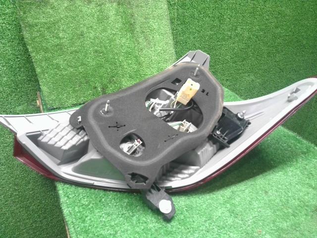 ヴィッツ 左テールランプ DBA-NSP135 81560-52741