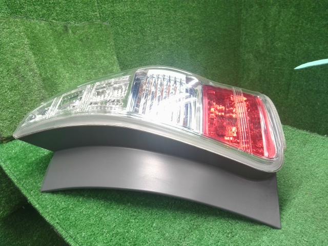 プリウスα 右テールランプ DAA-ZVW41W 81551-47150