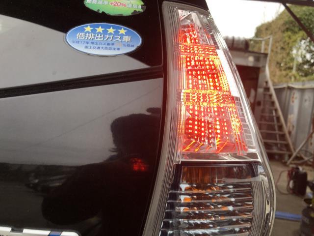 プリウスα 右テールランプ DAA-ZVW41W 81551-47150