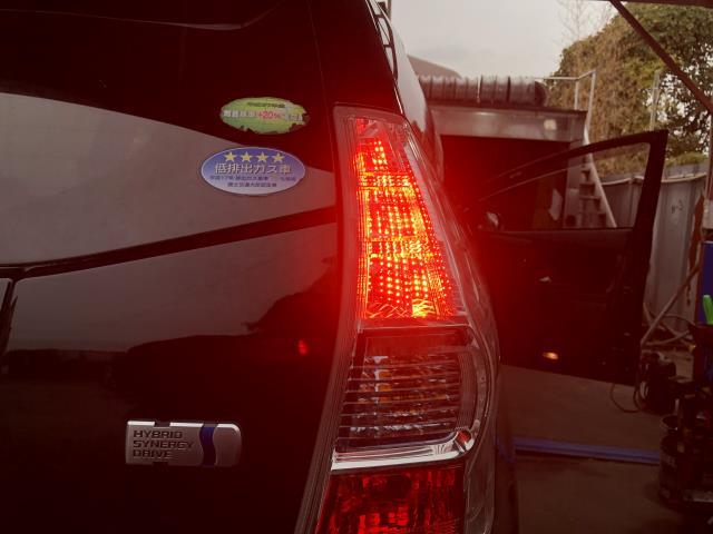 プリウスα 右テールランプ DAA-ZVW41W 81551-47150