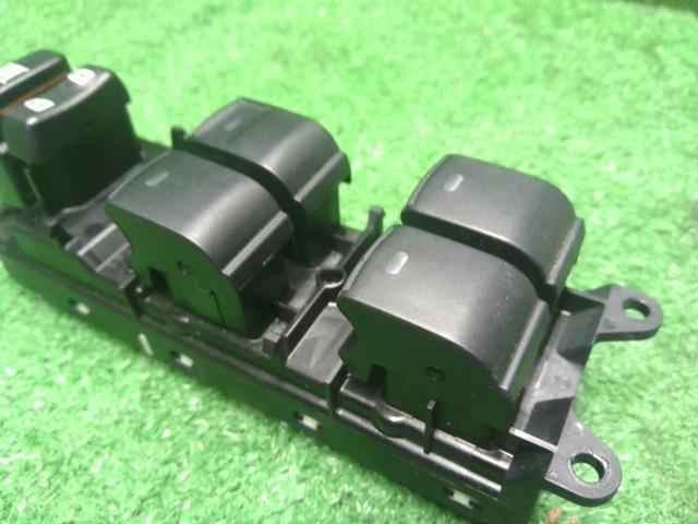 プリウスα パワーウインドウスイッチ DAA-ZVW41W 84040-12180