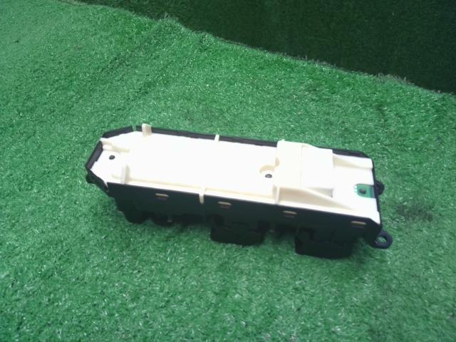 プリウスα パワーウインドウスイッチ DAA-ZVW41W 84040-12180