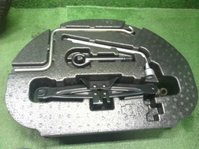 プリウスα 車載工具 DAA-ZVW41W