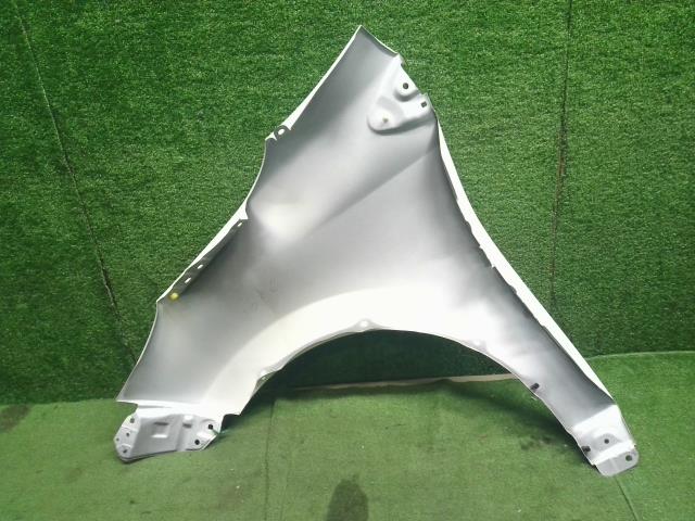 アクア 右Ｆフェンダー 6AA-MXPK16 53811-52610