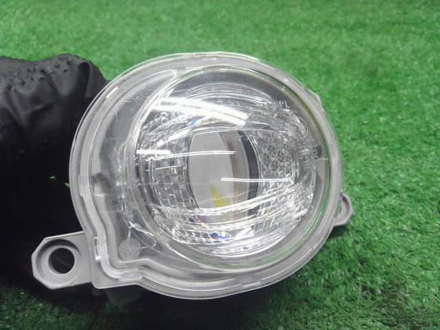 アクア 左フォグランプ 6AA-MXPK16 81221-52120