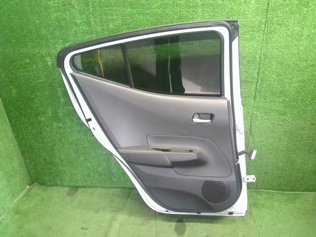 【中古】アクア 6AA-MXPK16 左 リア ドア  自社品番250682 089