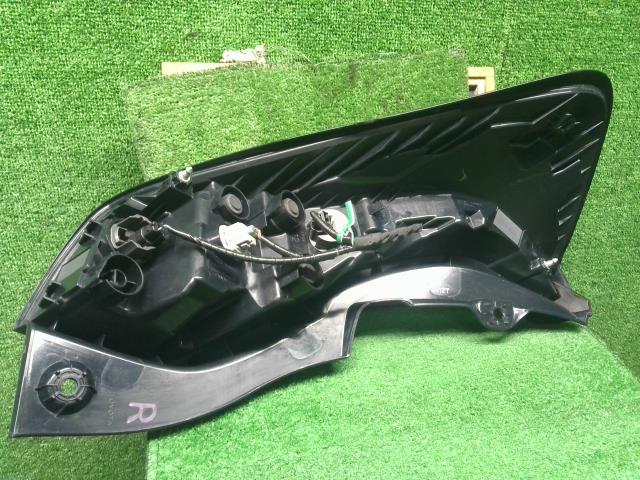 アクア 右テールランプ 6AA-MXPK16 81551-52F40