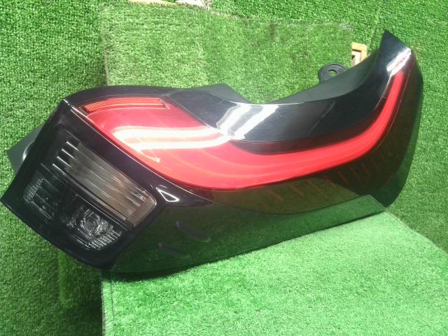 アクア 右テールランプ 6AA-MXPK16 81551-52F40
