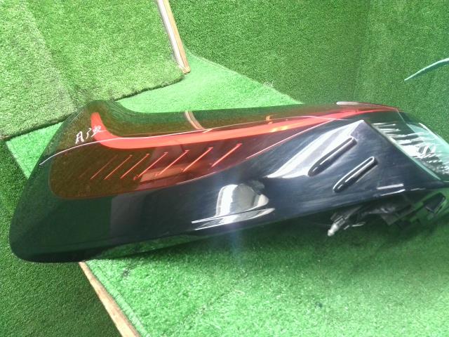 アクア 左テールランプ 6AA-MXPK16 81561-52F40