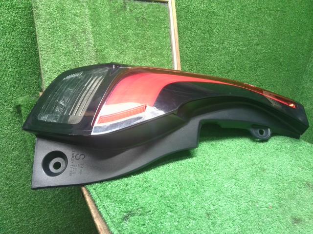 アクア 左テールランプ 6AA-MXPK16 81561-52F40