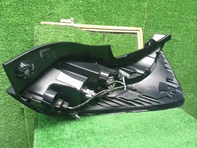 アクア 左テールランプ 6AA-MXPK16 81561-52F40