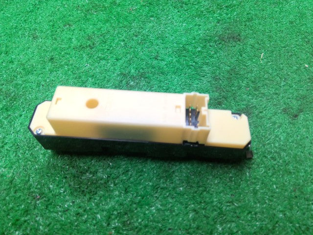 ジムニー パワーウインドウスイッチ ABA-JB23W 37990-84G30-P4Z