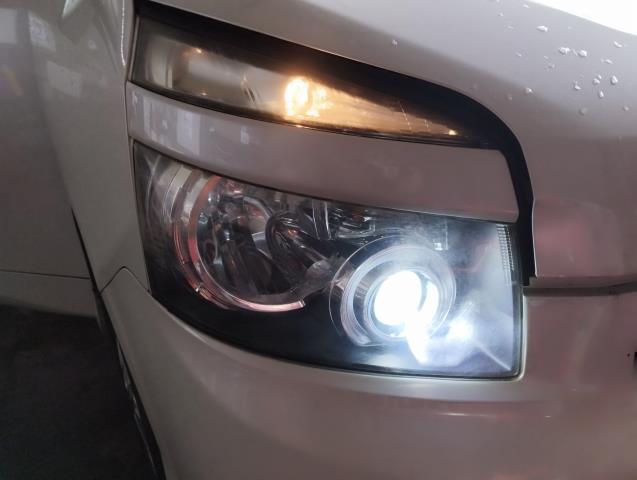ヴォクシー 右ヘッドランプＡＳＳＹ DBA-ZRR70G 81145-28B81