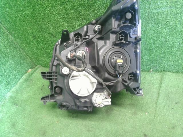 ヴォクシー 右ヘッドランプＡＳＳＹ DBA-ZRR70G 81145-28B81