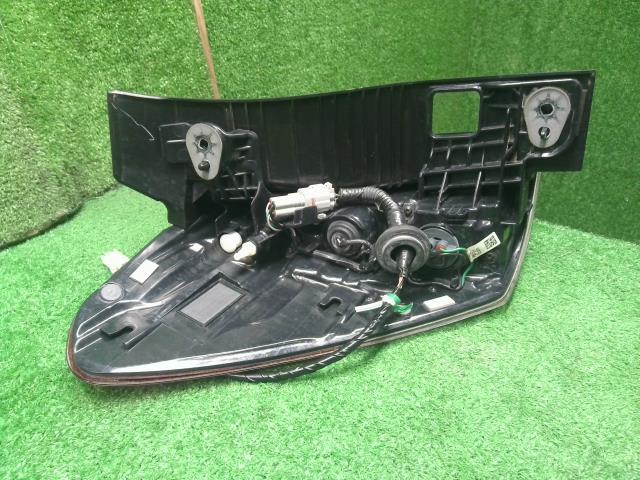 フォレスター 右テールランプ 5AA-SKE