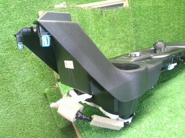 フォレスター コンソールボックス 5AA-SKE
