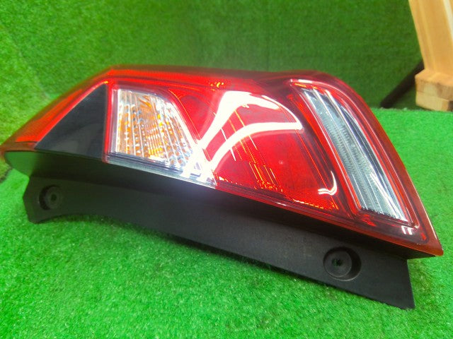 フィット 右テールランプ DAA-GP6 33500-T5A-N31