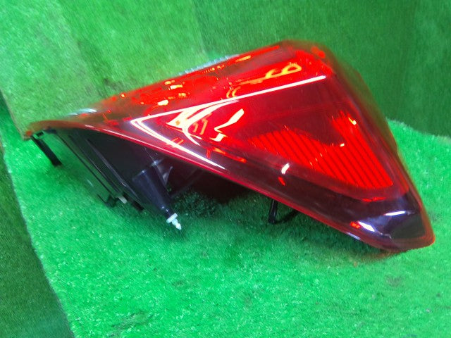 フィット 右テールランプ DAA-GP6 33500-T5A-N31