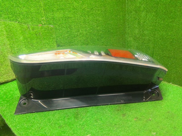 セレナ 右テールランプ DAA-HFC27 26550-5TL0B