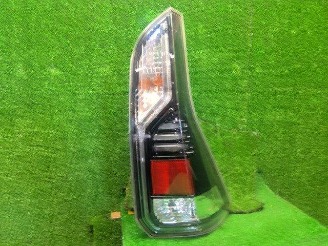 セレナ 右テールランプ DAA-HFC27 26550-5TL0B