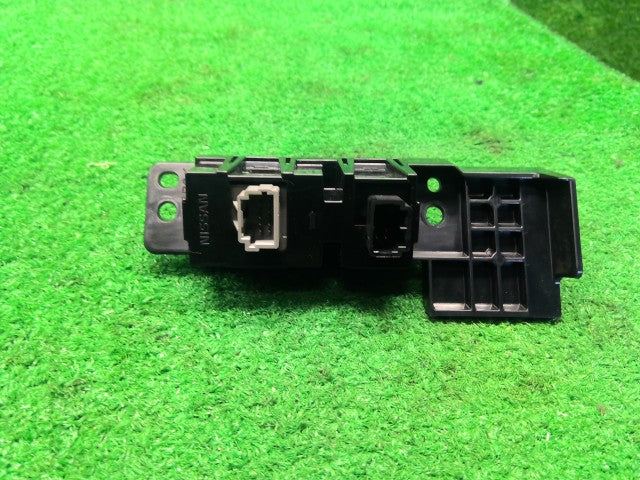 セレナ パワースライドスイッチ DAA-HFC27 251B2-1VA0A