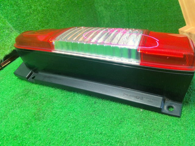 NV350キャラバン 右テールランプ LDF-VW6E26 26550-3XA0B