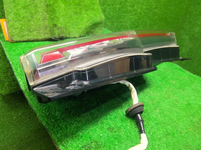 ムーヴ 左テールランプ DBA-LA150S 81561-B2330