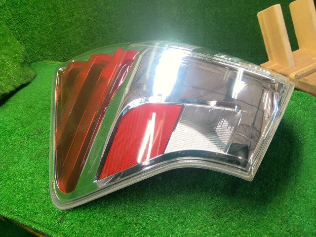 プリウスα 左テールランプ DAA-ZVW41W 81561-47250