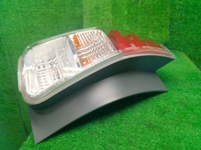 プリウスα 左テールランプ DAA-ZVW41W 81561-47250