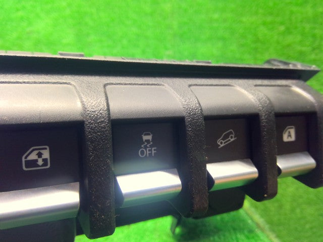 ジムニーシエラ パワーウインドウスイッチ 3BA-JB74W 37595-77R01-BJA