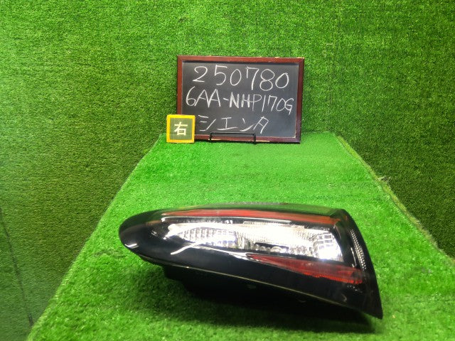 シエンタ 右テールランプ 6AA-NHP170G 81581-52390