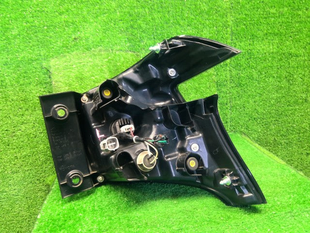 シエンタ 左テールランプ 6AA-NHP170G 81561-52E40