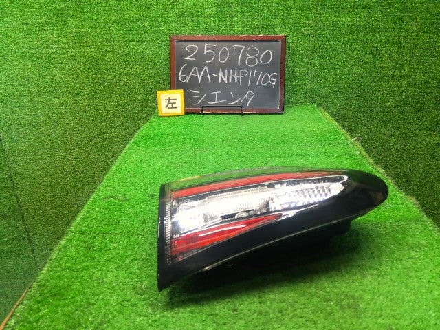 シエンタ 左テールランプ 6AA-NHP170G 81591-52390