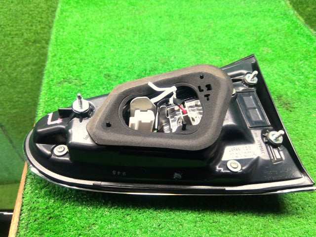 シエンタ 左テールランプ 6AA-NHP170G 81591-52390